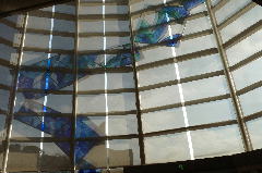 ウェルシティ市民プラザ２階ホール内部から見るステンドグラス