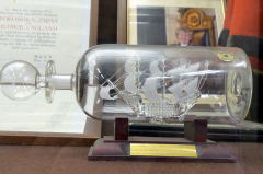 姉妹都市・ジリンガム市（現メッドウェイ市）から1992年に提携１０周年を記念して贈られたガラス製帆船模型