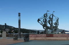 「サン・ブエナ・ヴェンツーラ号」側から「アダムス胸像」・「日本初洋式帆船建造地碑」をみる